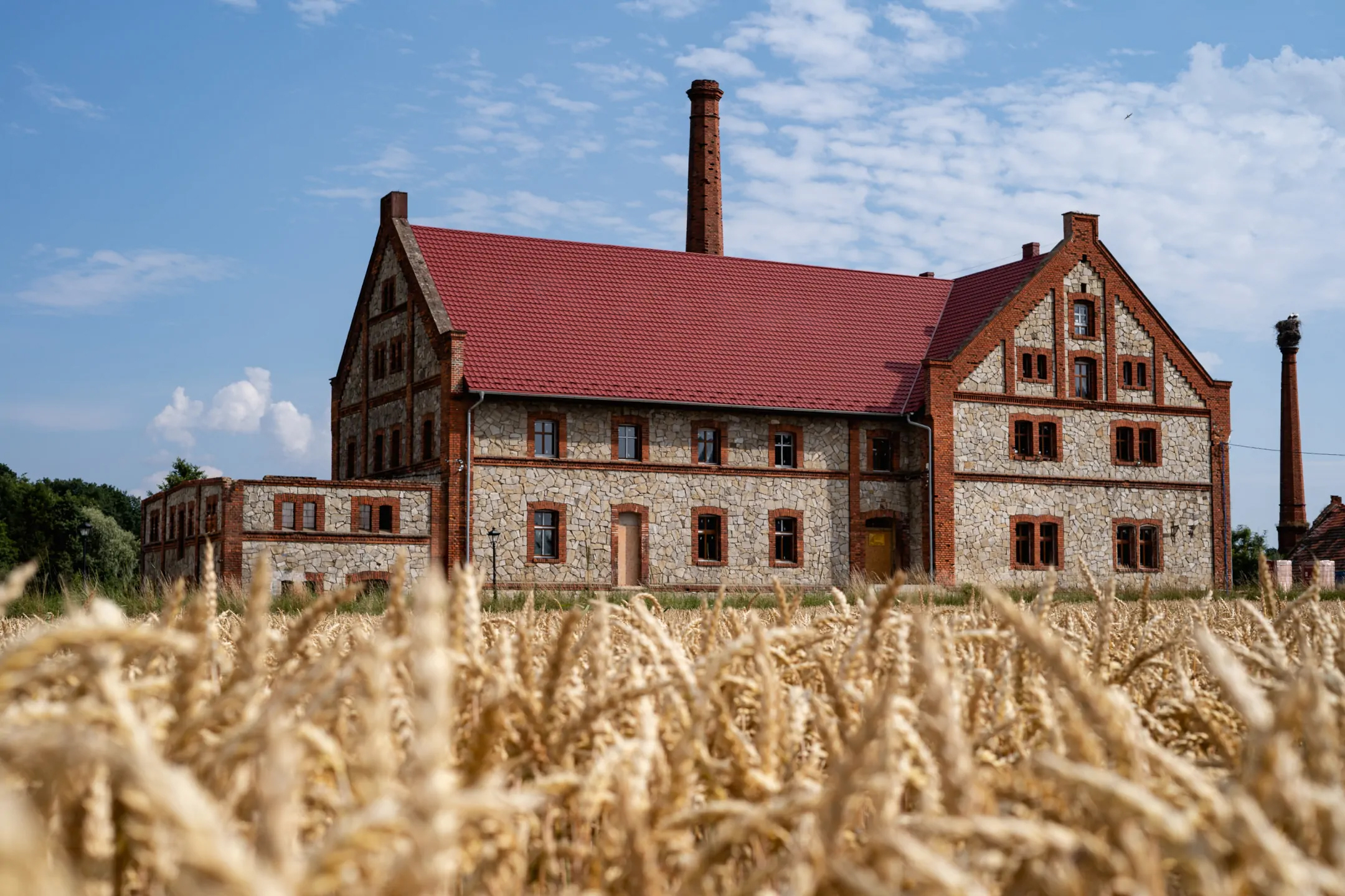 Zabytkowy budynek Destylarni Stanica w Sarbach