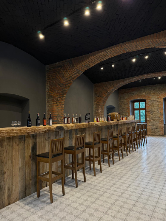 Wnętrze restauracji w zabytkowej gorzelni